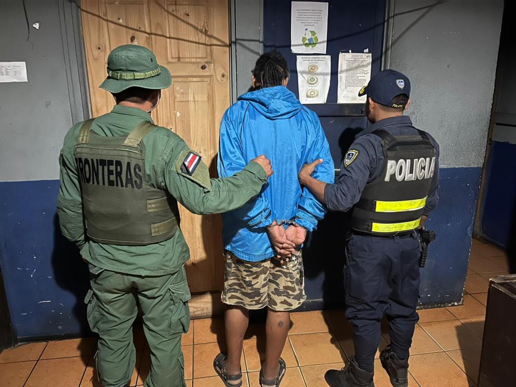Detienen a sospechoso de vender droga en kiosco de artesanías en el centro de Puerto Viejo